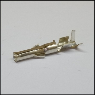 Conector metálico prateado com abas em fundo branco