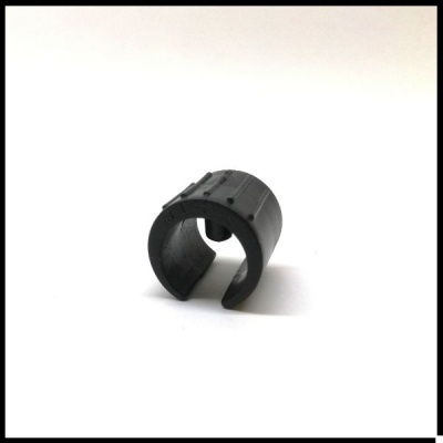 Anel preto aberto com relevo sobre fundo branco