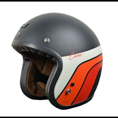Capacete de moto aberto cinza com faixas brancas e laranjas e texto Classic