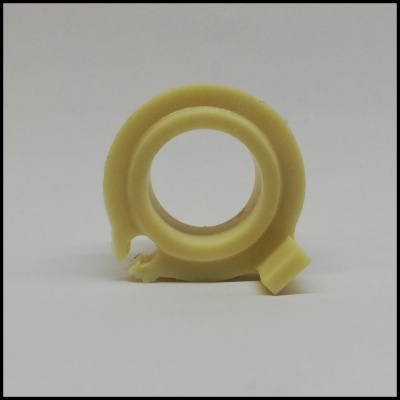 Anel amarelo de plástico circular com abertura