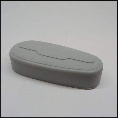 Estojo cinzento claro oval em material rígido sobre superfície branca