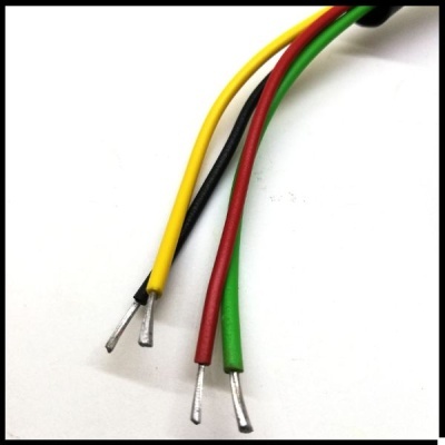 Cabos elétricos coloridos com extremidades desencapadas em fundo branco