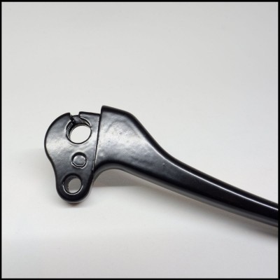 Alavanca preta metálica com três orifícios e parafuso num fundo branco