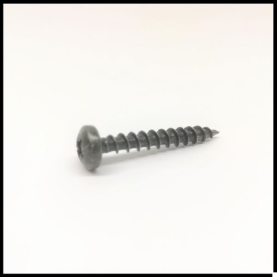 Parafuso preto de metal com rosca grossa em fundo branco