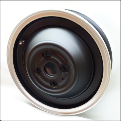 Roda de automóvel preta com aro prateado