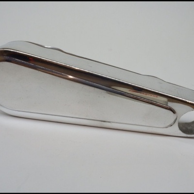 Punho de janela em metal cromado com furo numa extremidade