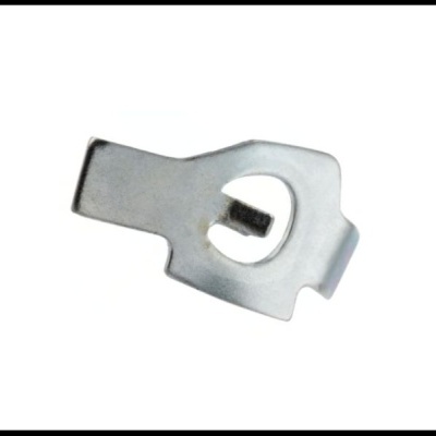 Peça metálica prateada com abertura circular no centro