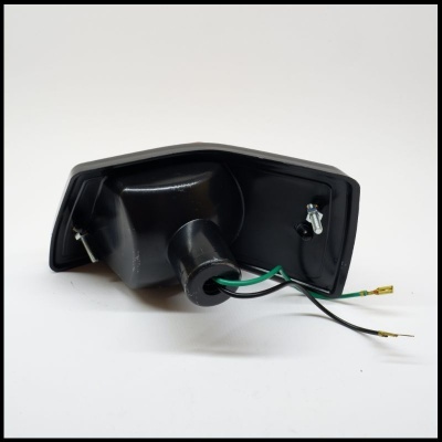 Luz traseira de automóvel preta com fios elétricos sobre fundo branco