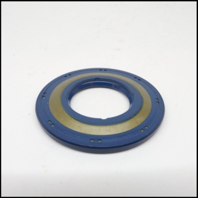 Vedante circular azul com anel metálico dourado sobre superfície branca