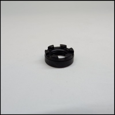 Porca preta em metal com seis dentes salientes