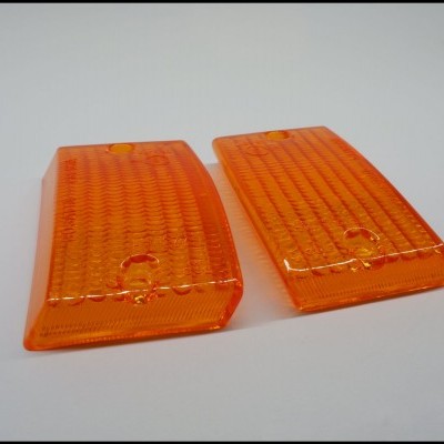 Par de lentes de farol dianteiro laranja sobre fundo branco