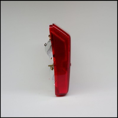 Farolim traseiro de automóvel vermelho com suporte metálico