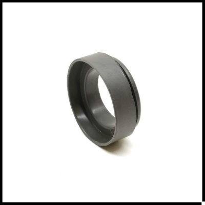 Anel de metal cinzento escuro mate, simples e largo