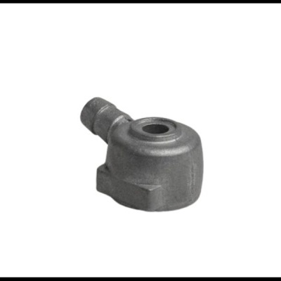 Peça metálica cinza fosca com conexão tubular e fundo branco