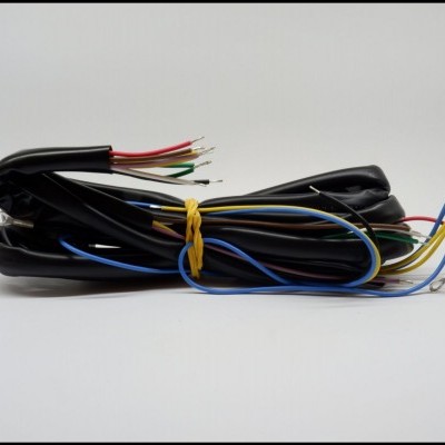 Cabos elétricos pretos com fios coloridos expostos e fita amarela