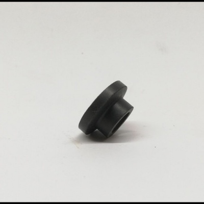 Peça plástica preta cilíndrica com topo plano sobre fundo branco