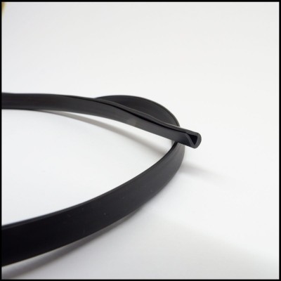 Faixa para cabelo preta em plástico sobre fundo branco