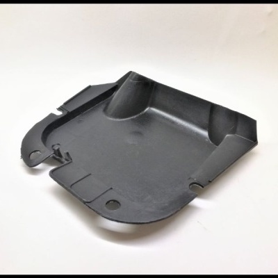 Peça plástica preta com formatos específicos sobre fundo branco