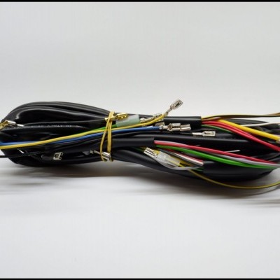Conjunto de fios elétricos coloridos com conectores metálicos