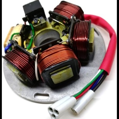 Estator com bobinas de cobre, base metálica e conector de fios coloridos