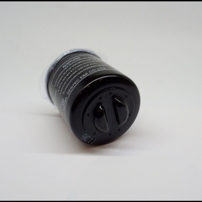 Frasco preto com tampa translúcida e líquido escuro