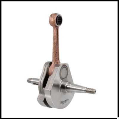 Peça mecânica metálica virabrequim com biela em fundo branco