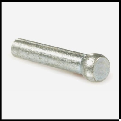 Prego de metal prateado com cabeça redonda