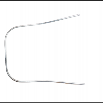 Armação metálica curva prateada sobre fundo branco