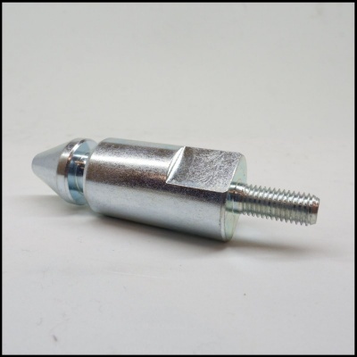 Peça metálica prateada com rosca e ponta cónica sobre fundo branco