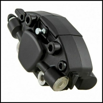 Pinça de travão de bicicleta preta em fundo branco