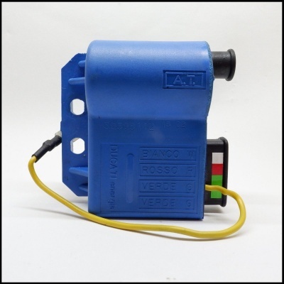 Dispositivo azul de plástico com fios amarelos e etiquetas coloridas