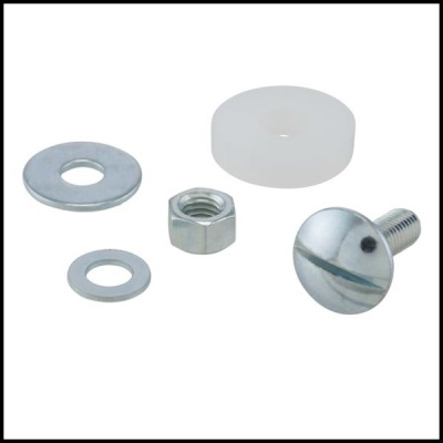 Conjunto de parafuso, porca, arruelas metálicas e de plástico sobre fundo branco