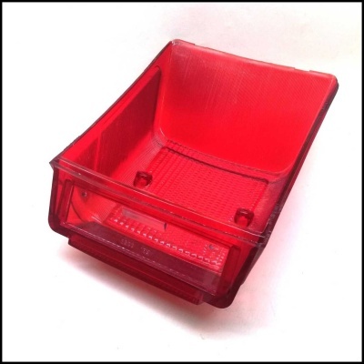 Recipiente plástico vermelho translúcido trapezoidal sobre fundo branco