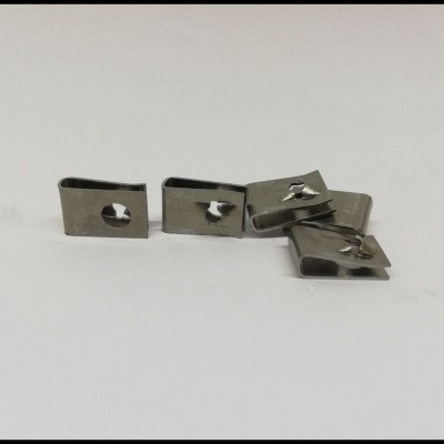 Cinco presilhas metálicas retangulares prateadas com recorte circular em fundo branco.