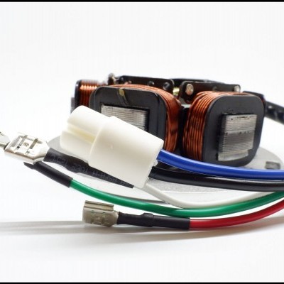 Componente elétrico com fios coloridos e enrolamentos de cobre