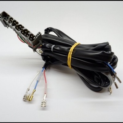 Cabo preto com conectores múltiplos metálicos e fios coloridos