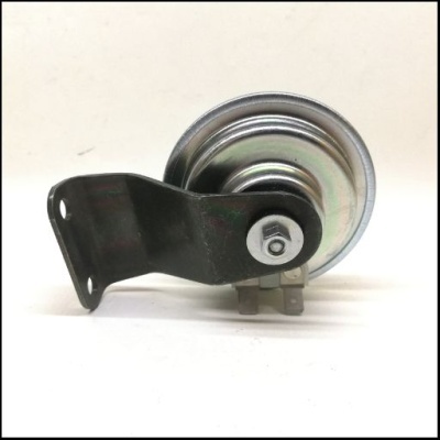 Buzina metálica circular prateada com suporte preto em metal