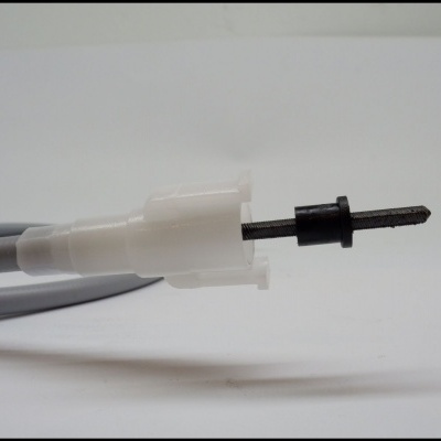 Cabo cinzento com extremidade branca plástica e componente metálico preto e prateado com textura roscada