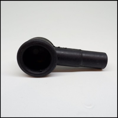 Peça plástica preta tubular sobre fundo branco