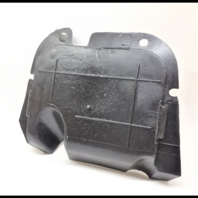 Peça de plástico preta automóvel com marcas e orifícios de fixação