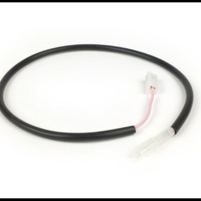 Cabo elétrico preto com conectores brancos em fundo branco