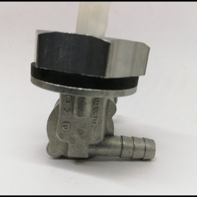 Peça metálica prateada e preta com conexão em barra para mangueira