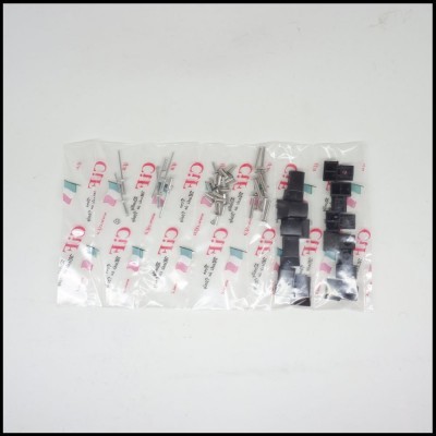 Peças metálicas e de plástico embaladas separadamente em plástico transparente com etiquetas CIF