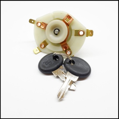 Ignitor ou partida elétrica com chaves em fundo branco