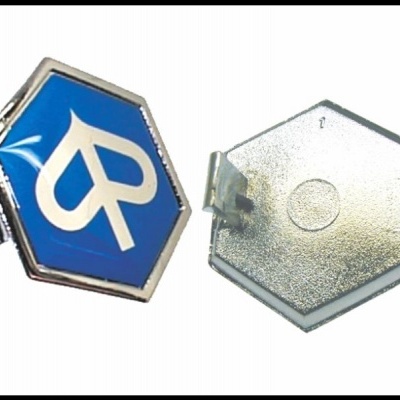 Emblemas hexagonais metálicos com letras BR em azul e branco