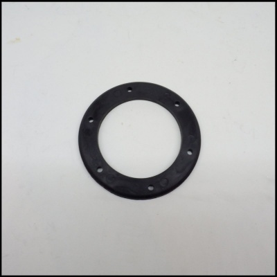 Gaxeta circular preta de borracha com furos em fundo branco