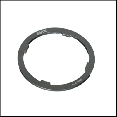 Anel metálico cinzento com inscrições EVOX e 1.4 mm