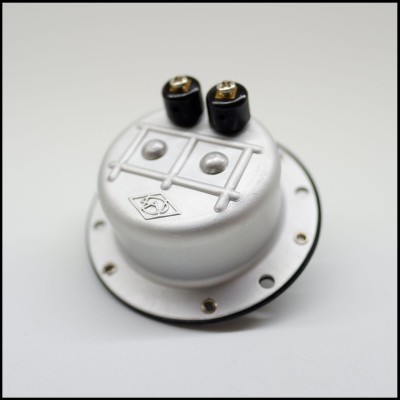 Componente eletrônico metálico prateado com conectores pretos e parafusos dourados