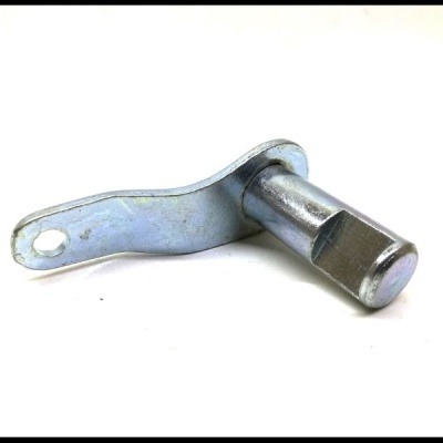 Peça metálica cilíndrica prateada com base curvada e orifício