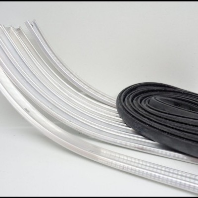 Prancha de snowboard branca com cabo preto enrolado